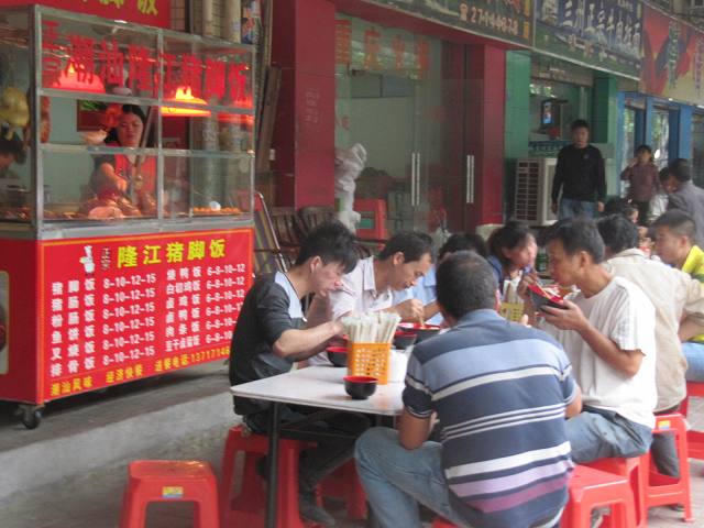 食事をする工場街の労働者（深圳市の碧頭工業区）