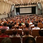 日本教育会館ホール（800人定員）をあふれた観衆が参加（2015/7/20）