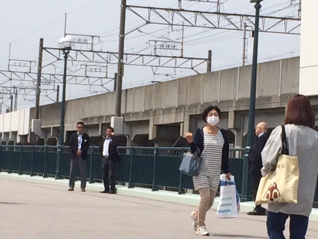 場所を舞浜駅まで後退してが、職員は遠くの方から監視を続けていた