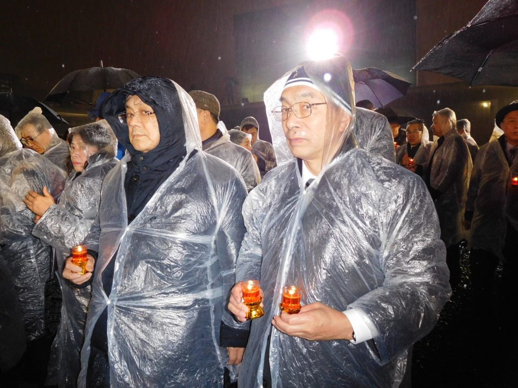 雨の中キャンドル祭に参加