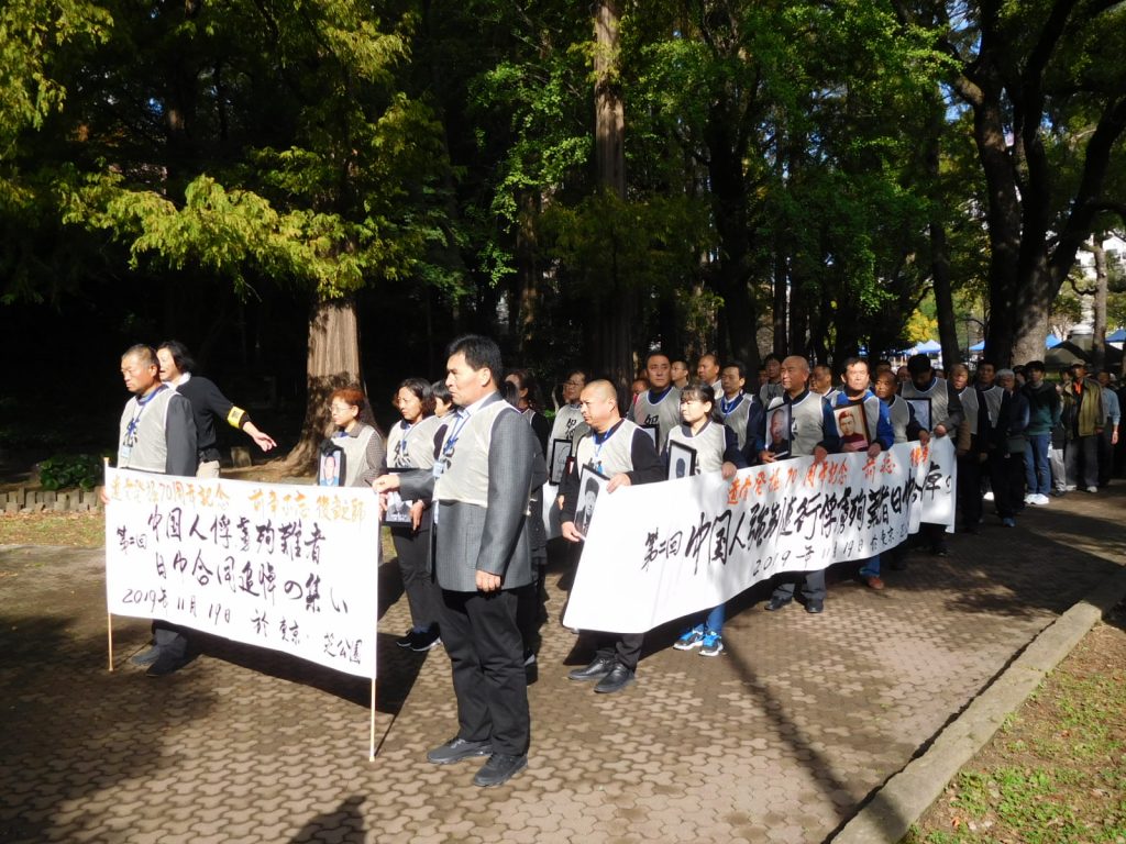 遺影を掲げ庭儀へ出発